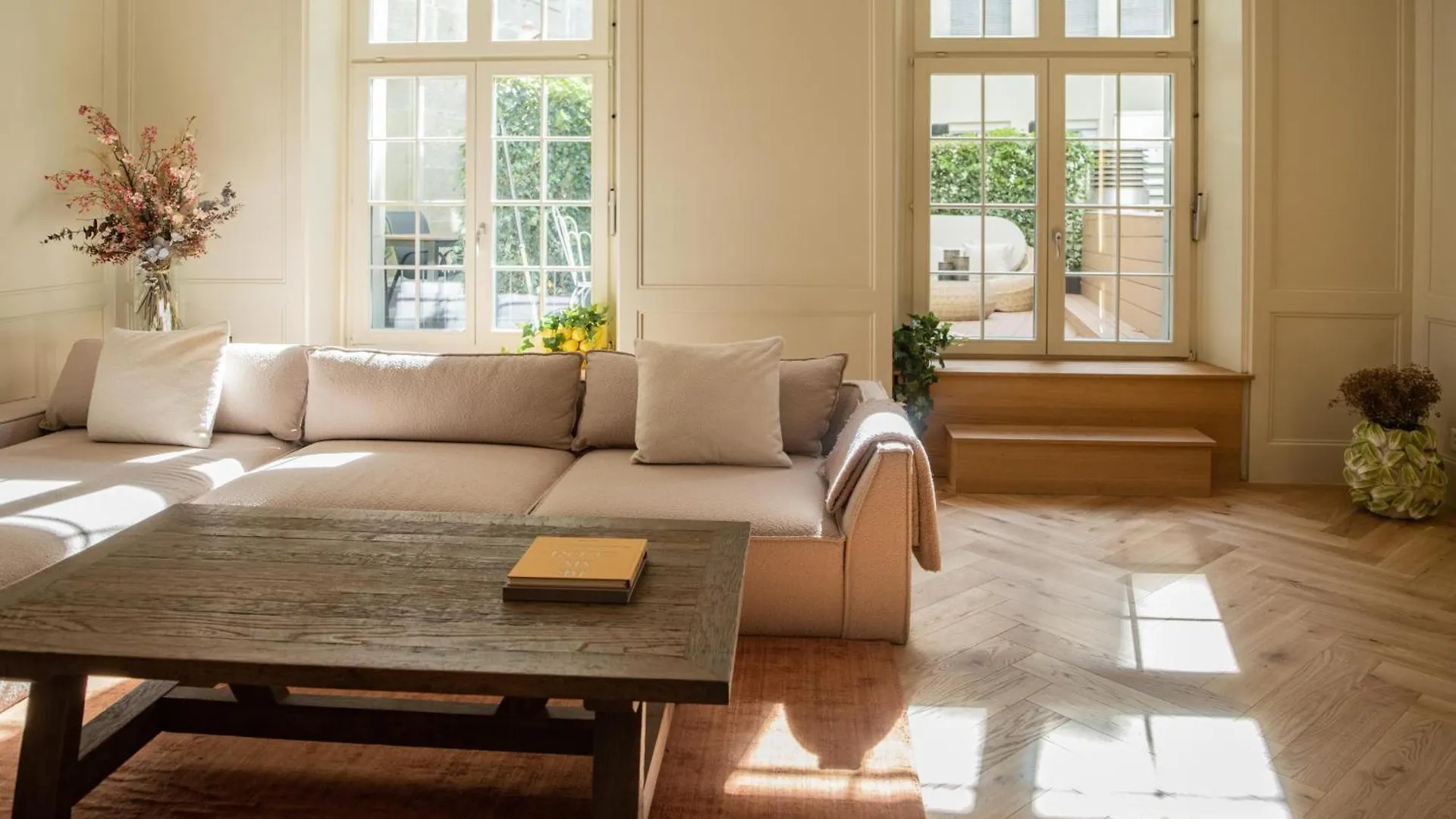Exklusive Stadtwohnung Mit Innenhofterrasse, Pool Und Sauna Bern